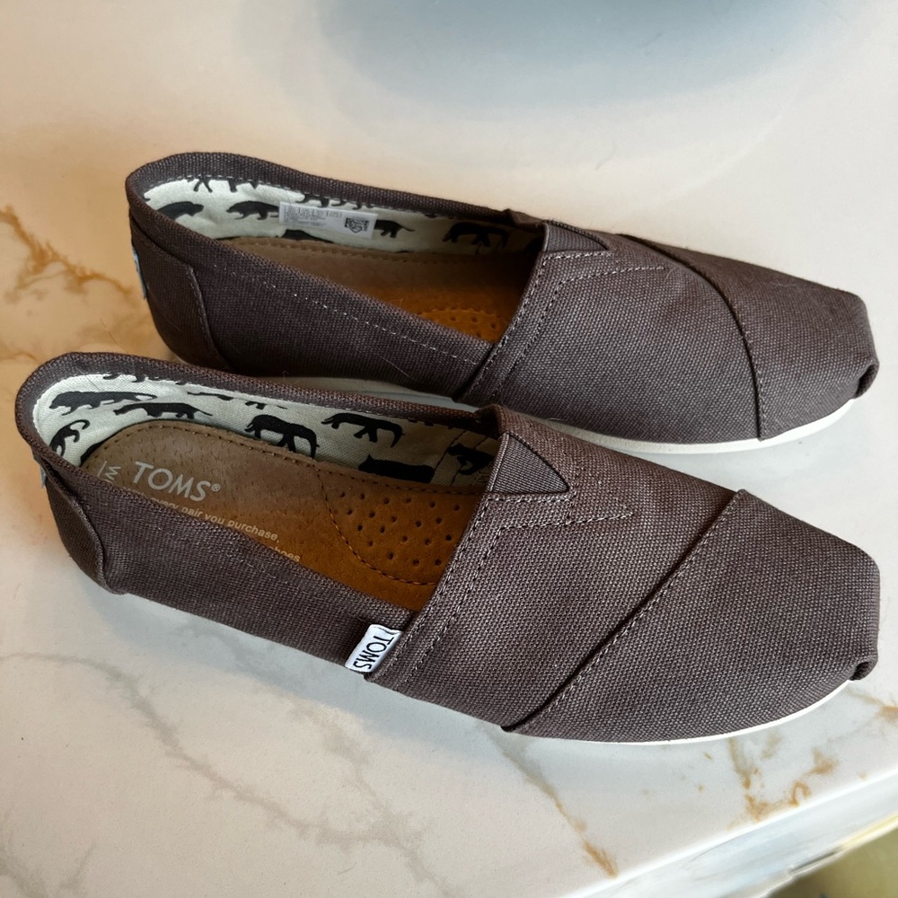 NEW TOMS Canvas Slip-on in Ash Gray, size 6.5